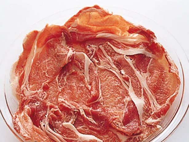 豚肉に片栗粉を加えた下味をまぶして加熱することで、やわらかく仕上がる