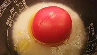 切らずに丸ごと炊飯器へポン!? 謎の「トマト丸ごとご飯」を作ってみた