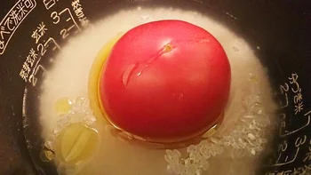 切らずに丸ごと炊飯器へポン!? 謎の「トマト丸ごとご飯」を作ってみた
