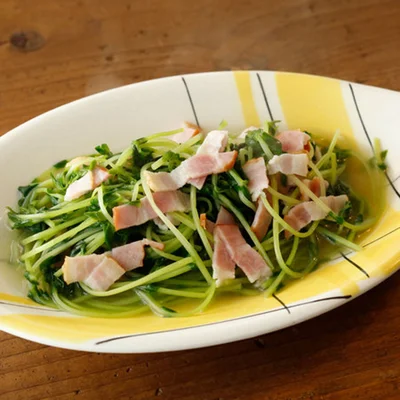 「豆苗とベーコンのスープ煮」