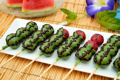 えっ、すいか味のお団子？ チョココーティングされた夏限定団子がかわいい
