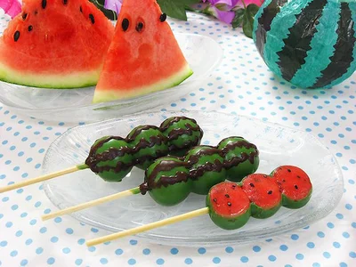 【写真】外はチョコレート、中はすいか味のお団子