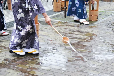 【写真】江戸時代から伝わる夏の知恵「打ち水」