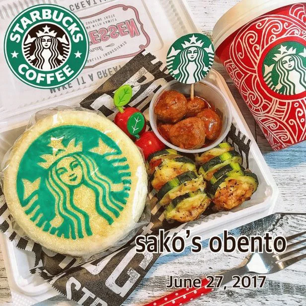 スタバでテイクアウトしてきたかのようなクオリティ！　キャラ弁「サランラップに書けるペンでスタバ弁当♡ 」（投稿者：saako さん）