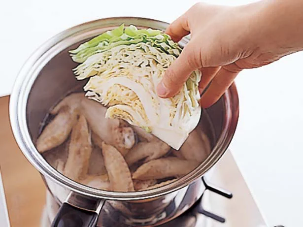 初めに手羽先を煮て、だしが出たところに野菜を入れる。野菜からも水分が出るので、水は少なめでよい