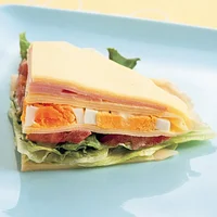 もちもち生地のサンドイッチ⁉ 甘いものが苦手な人も嬉しい「お食事クレープ」
