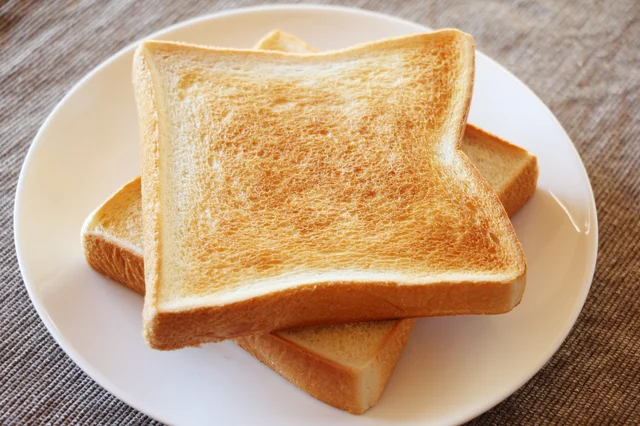 切れ目を入れるだけでトーストが美味しくなる！？ 魔法のような裏技に驚きと感動の声続出