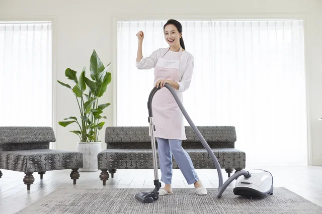 掃除中に換気するのはNG!? 清掃のプロが教える“正しい掃除機のかけ方”