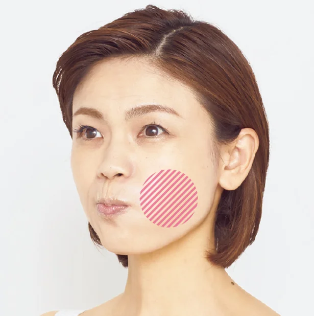 まずは左ほおをプク~ッと膨らませて5秒キープ