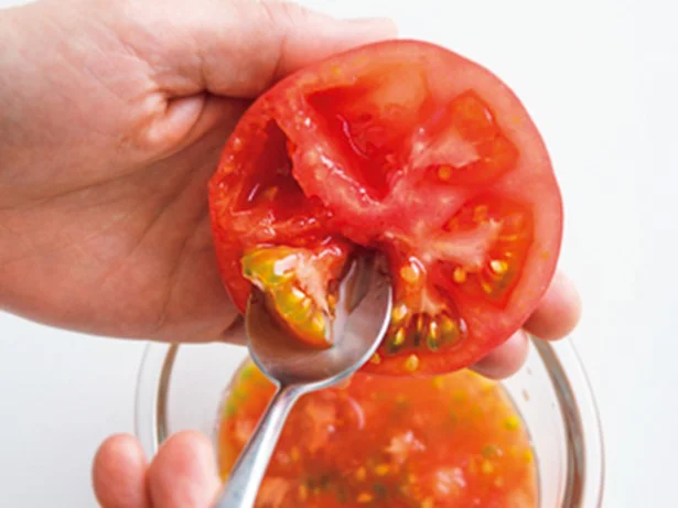【写真を見る】トマトサルサが水っぽくならないようにトマトの種をスプーンで除く。さらにざるにのせて汁けをきる