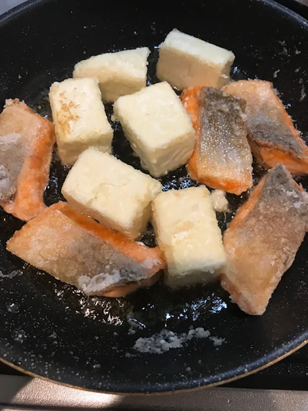 【画像を見る】鮭と豆腐をフライパンで揚げ焼きに、たった4分で揚げ出しっぽくなってきた！