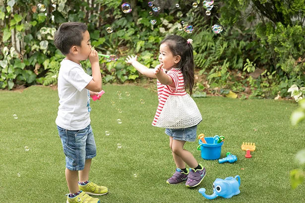 外で元気に遊びたいシーズンは子どもの肌をいたわる虫よけ対策を！