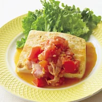 ジューシーなトマトをたれに活用！ リーズナブルなお助け食材・豆腐のステーキ3選