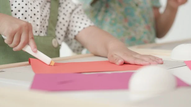 子どもの表現力が伸びる！ 安心設計のキッズ向けカッターで工作がもっと楽しく