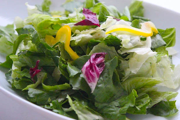 サラダ用や炒めもの用など、さまざまなカット野菜が人気
