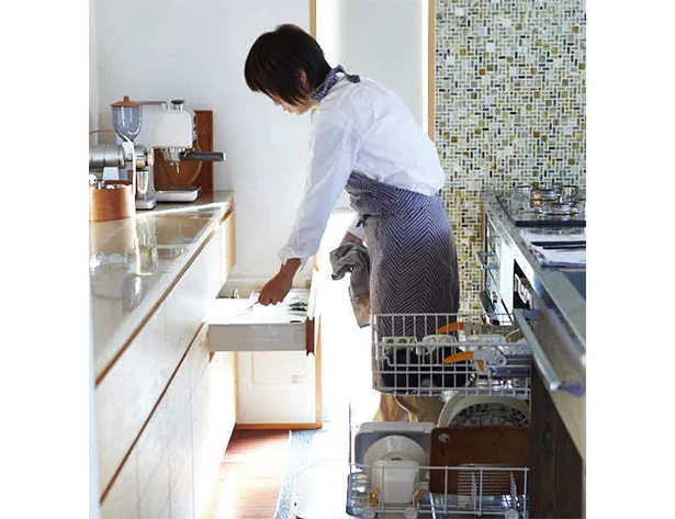 【写真を見る】食器が乾いたら、右から左へ移動させるだけ