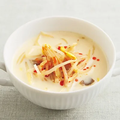 【関連レシピ】温かい豆乳スープもどうぞ。5分で完成する「豆もやしの豆乳スープ」