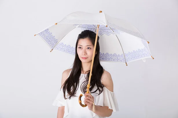 白い日傘は涼しげで春夏のファッションにぴったり