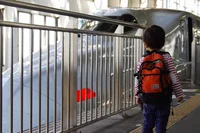 子ども1人で新幹線に乗車!? 小学生は何年生から1人で遠出させられる？