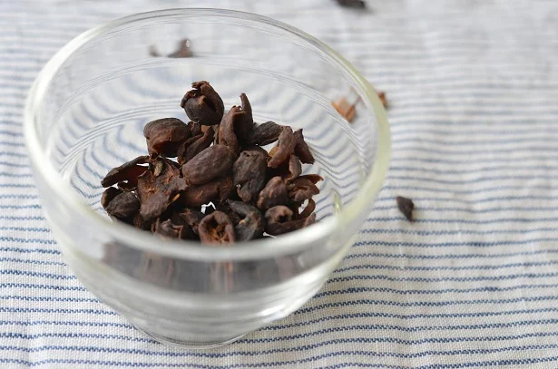 コーヒーの真っ赤な果実を乾燥させて作るカスカラ。お湯を注げばお茶にも