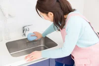 シンクを清潔に保つ“水養生”って!? キッチンの汚れを事前に防ぐ方法