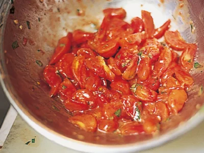 【写真を見る】フレッシュトマトのソース作りのコツは、オリーブ油を少しずつ回しかけ、なじませるように混ぜること。マヨネーズを作る要領でやるとよい
