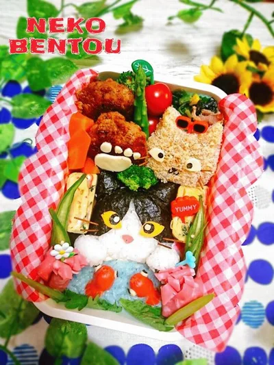 コロッケも猫型、から揚げにもチーズの猫スタンプ！　キャラ弁『夏の猫弁当『猫と金魚』』（投稿者：にｬん吉さん）