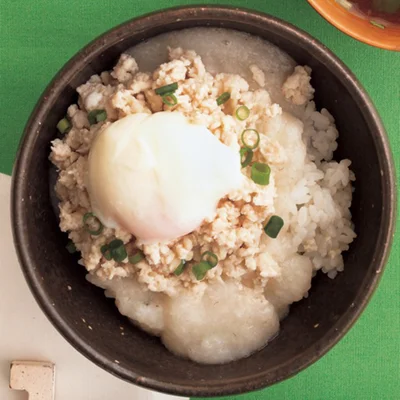 とり肉、とろろ、卵でスタミナ満点！「とりそぼろのとろろ丼」