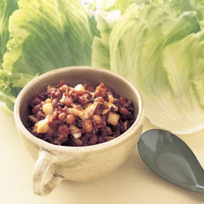 発酵食品・肉・野菜が一度に摂れる「納豆そぼろのレタス包み」