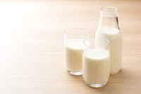 注目ポイントは“瓶の形”!? 牛乳を飲むときつい腰に手を当ててしまう理由