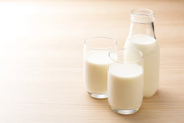 注目ポイントは“瓶の形”!? 牛乳を飲むときつい腰に手を当ててしまう理由