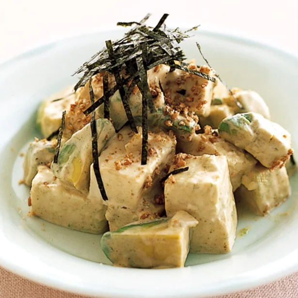 ごまと刻みのりをかけて召し上がれ！「豆腐とアボカドのサラダ」