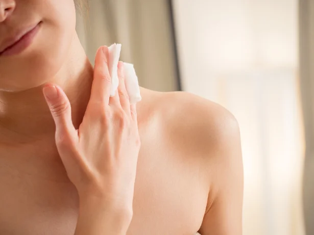加齢とともに気になる“首のシワ”… スキンケアの達人が紹介する“首のお手入れ術”