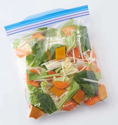 切った野菜を密封保存袋に 入れて凍らせるだけ！