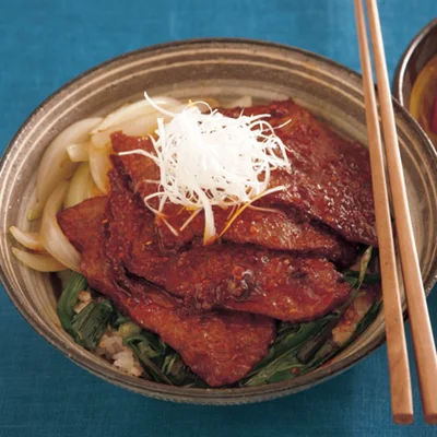 肉と野菜でボリューム満点の「韓国風焼き肉丼」