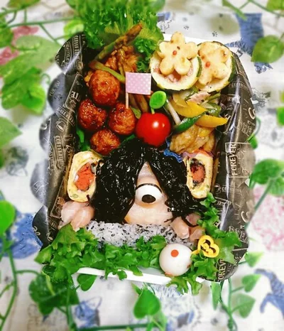 おかずが盛りだくさんで、「重い……」とつぶやいているようにも見えてくる！　キャラ弁「夏だ！怖いぞ！ホラー弁当」（投稿者：にｬん吉さん）