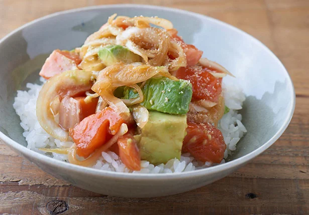 「玉ねぎがおいしい サーモン＆アボカド丼」。かきじょうゆとオイスターソースのW使いで、 定番丼をグレードアップ！ コクがたまりません