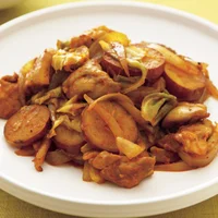 肉も野菜もたっぷり摂れる! おうちで作れる韓国の定番料理「タッカルビ」3選