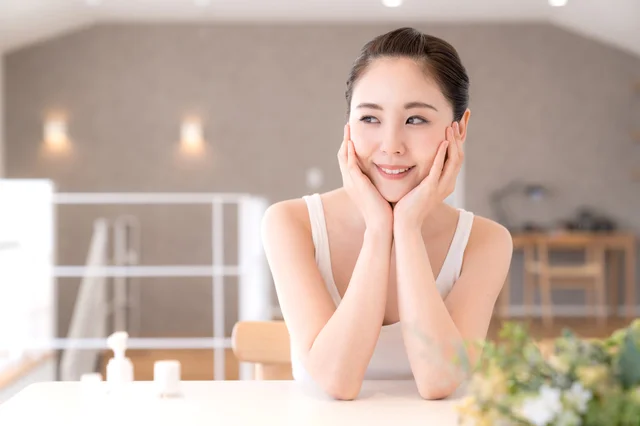 【写真】小指を効果的に使って小顔をゲット?