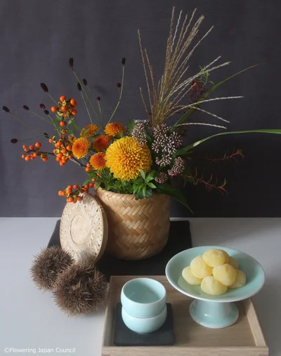  【画像を見る】野趣溢れる草花とキクでお月見の花あしらいに