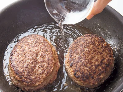 焼き色がついたら水を加えて蒸し焼きにし、中までしっかり火を通す