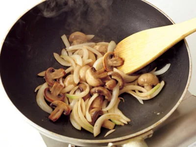 【写真を見る】マッシュルームにしっかり焼き色がつき、玉ねぎがうすく色づくまで炒め、素材の甘みを引き出す