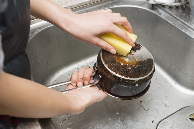 【写真】頑固な汚れも万能洗剤ひとつでピカピカに！