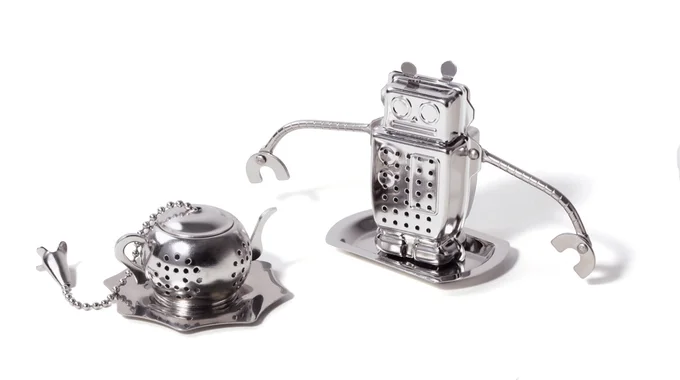 カップに入った姿もかわいい茶こしで笑顔のティータイムを。ロボットティーインフューザー¥800、 ポット型ティーストレーナー¥1,000