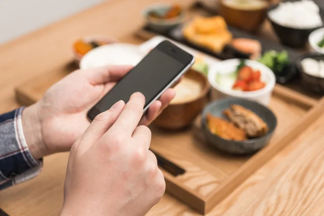 【写真】食事中のスマホいじりはどこまでが許容範囲？