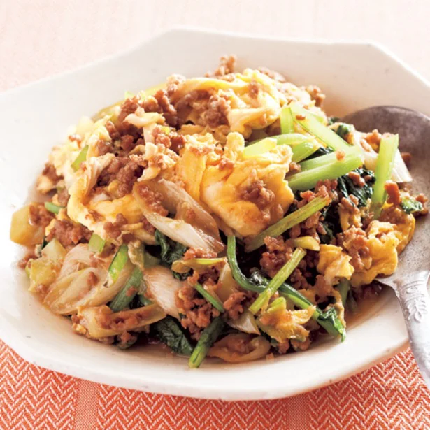 しっかり味のひき肉でご飯が進む「ひき肉と小松菜の卵炒め」