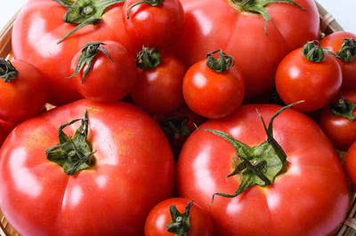 【写真】トマトはラップに包むだけで冷凍保存可能！？