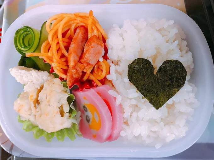 【写真を見る】自家製冷凍食品のナポリタンでお弁当が華やかになった！