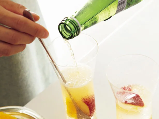 【写真を見る】フルーツシロップは、お酒で割ると簡単“サングリア”風。お酒が飲めない人や子どもはサイダーで割って楽しんで