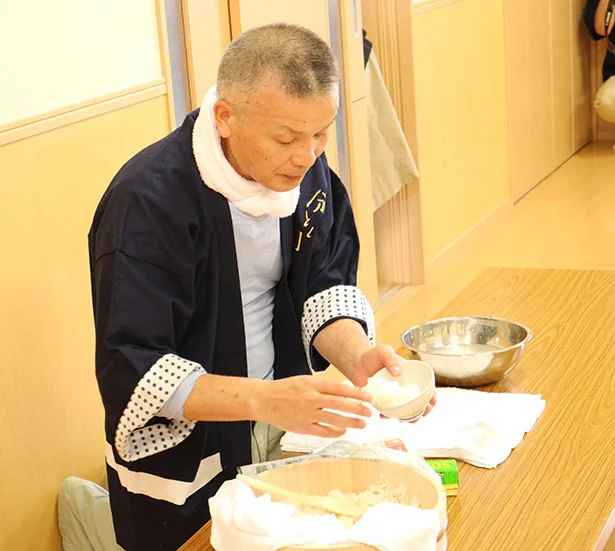 野崎さんからお茶碗でおにぎりをにぎる方法を伝授